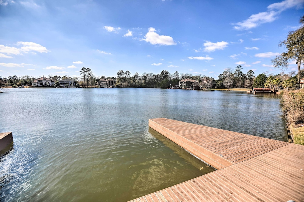 Modern Lake Conroe Escape w Grill & Boat Slip — 4-Star Luxury Hotel in Montgomery, United States