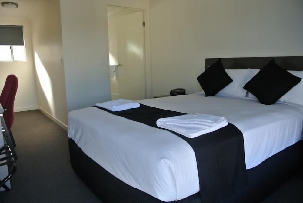 Dooleys Springsure Tavern and Motel — 4-Star Luxury Hotel in Springsure, Australia