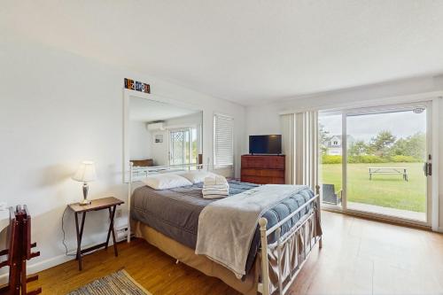 Large Studio with Patio and Pool - last minute hotel in Unknown City