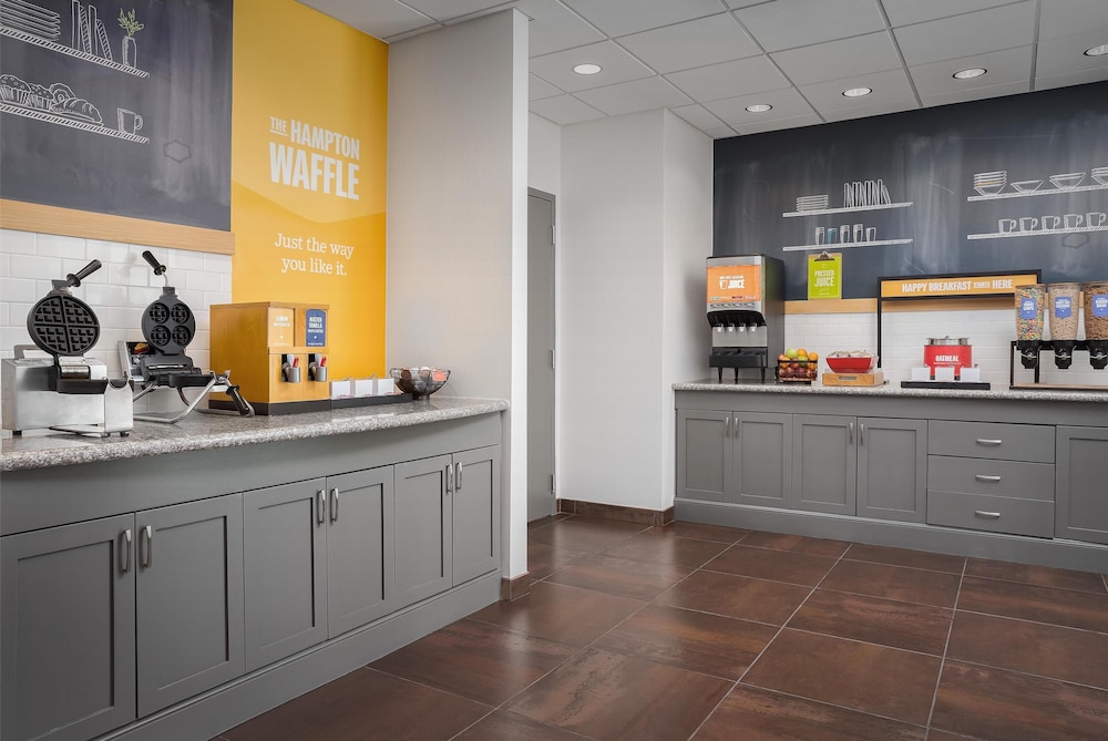 Hampton Inn & Suites Omaha Downtown - photo 36