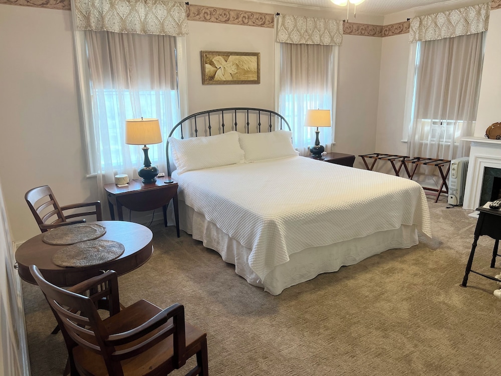 Rogues Harbor Inn - photo 21