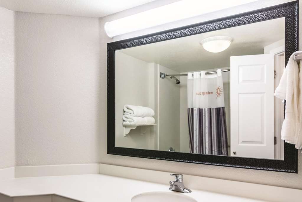 La Quinta Inn & Suites by Wyndham Orlando Airport - photo 39