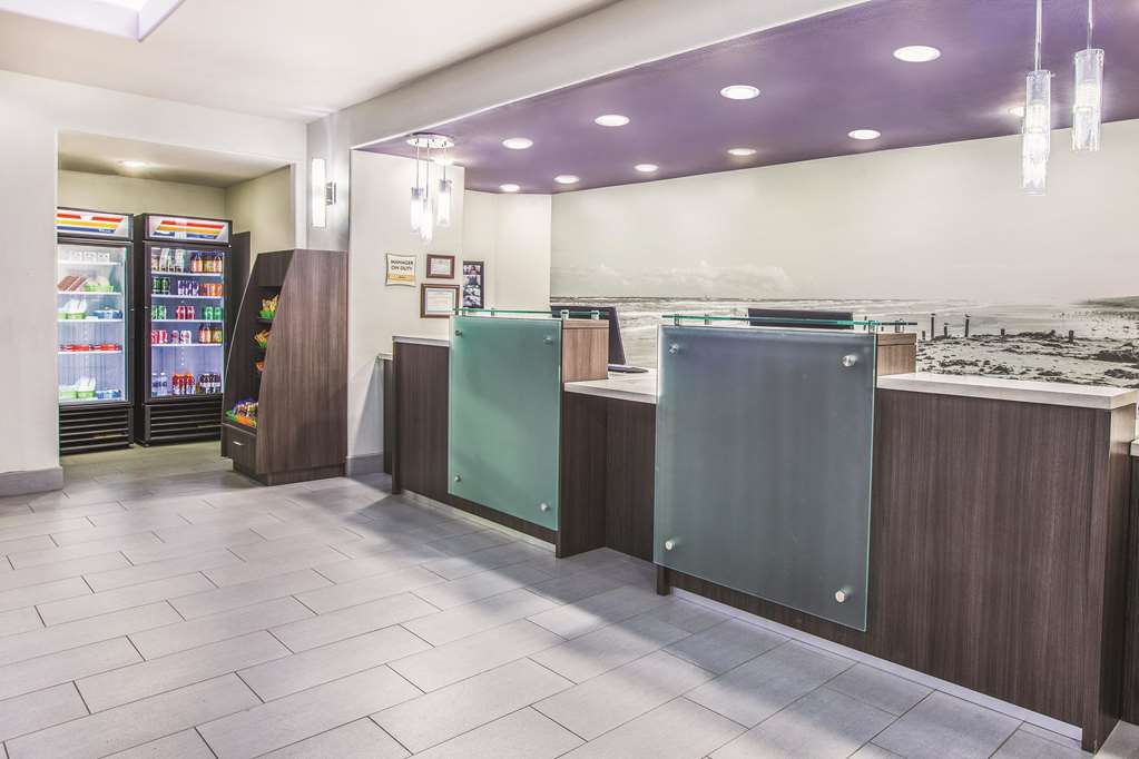 La Quinta Inn & Suites by Wyndham Bay City - photo 5