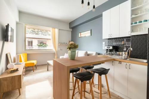 Sunny apartment right under Parthenon — 4-Star Luxury Hotel in Athens, Greece