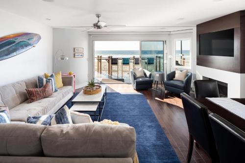 Oceanfront two level condo with stunning view decks fast WiFi & fireplace — 4-Star Luxury Hotel in San Diego, United States