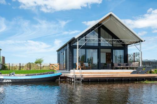 4 to 6 persons Tulpenacker waterfront — 4-Star Luxury Hotel in Roelofarendsveen, Netherlands