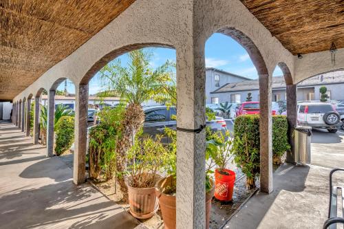Royal Hawaiian Inn Mid City Los Angeles - photo 7