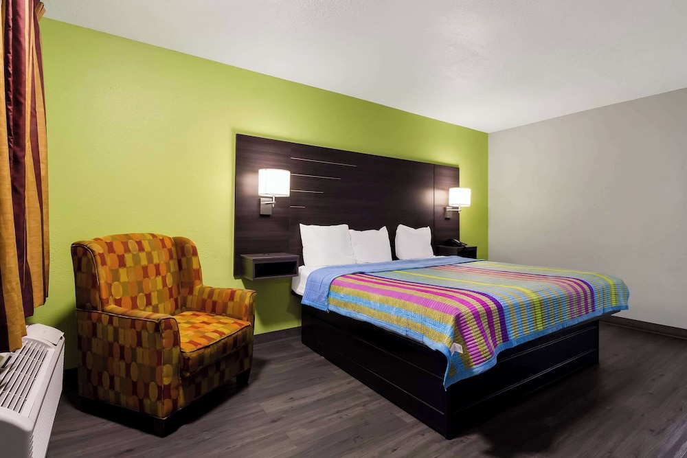 Rodeway Inn Conference Center - photo 10