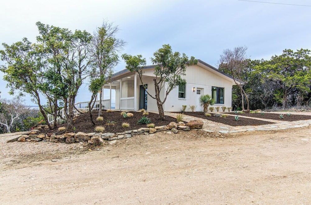 Lake Buchanan Retreat W hot tub in Burnet, United States