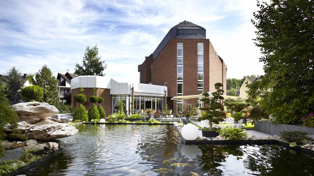 Rheinhotel Larus — 4-Star Luxury Hotel in Kaltenengers, Germany