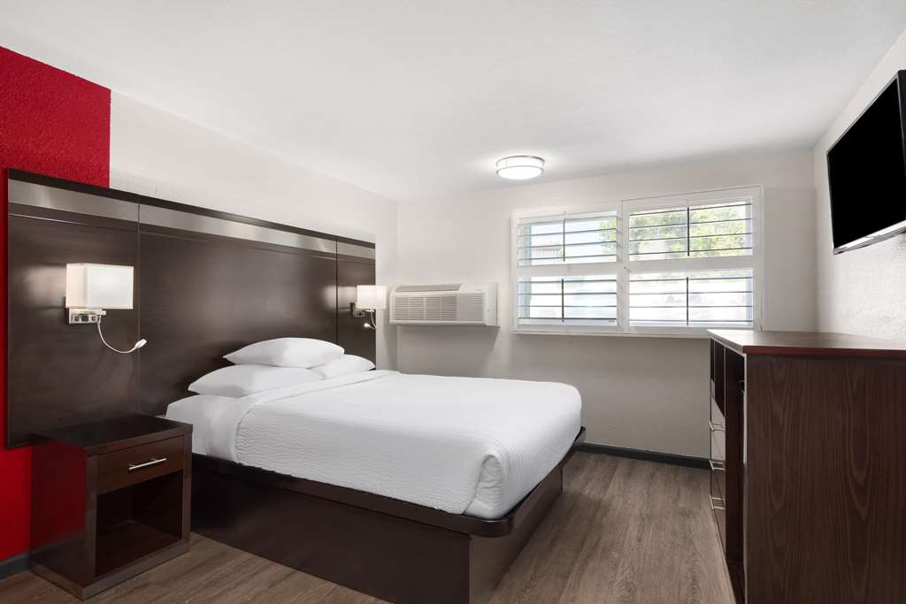Ramada by Wyndham Medford Airport North - photo 14