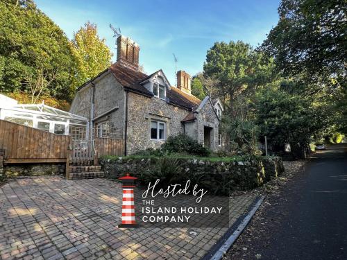 2 Apse Castle Cottages Charming 16th Century Cottage in Shanklin Dog Friendly Parking Near Beach Sleeps 5 — 4-Star Luxury Hotel in Shanklin, United Kingdom