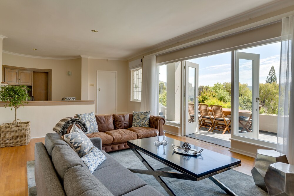 Backup Powered Table Mountain Family Retreat — 4-Star Luxury Hotel in Cape Town, South Africa