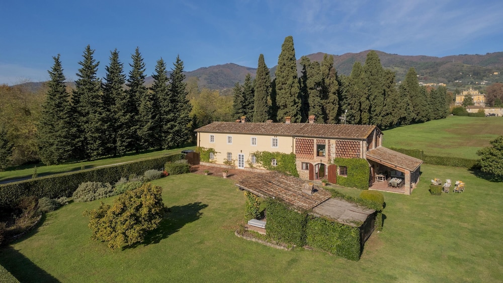 La Mandolata 12 Emma Villas — 4-Star Luxury Hotel in Capannori, Italy