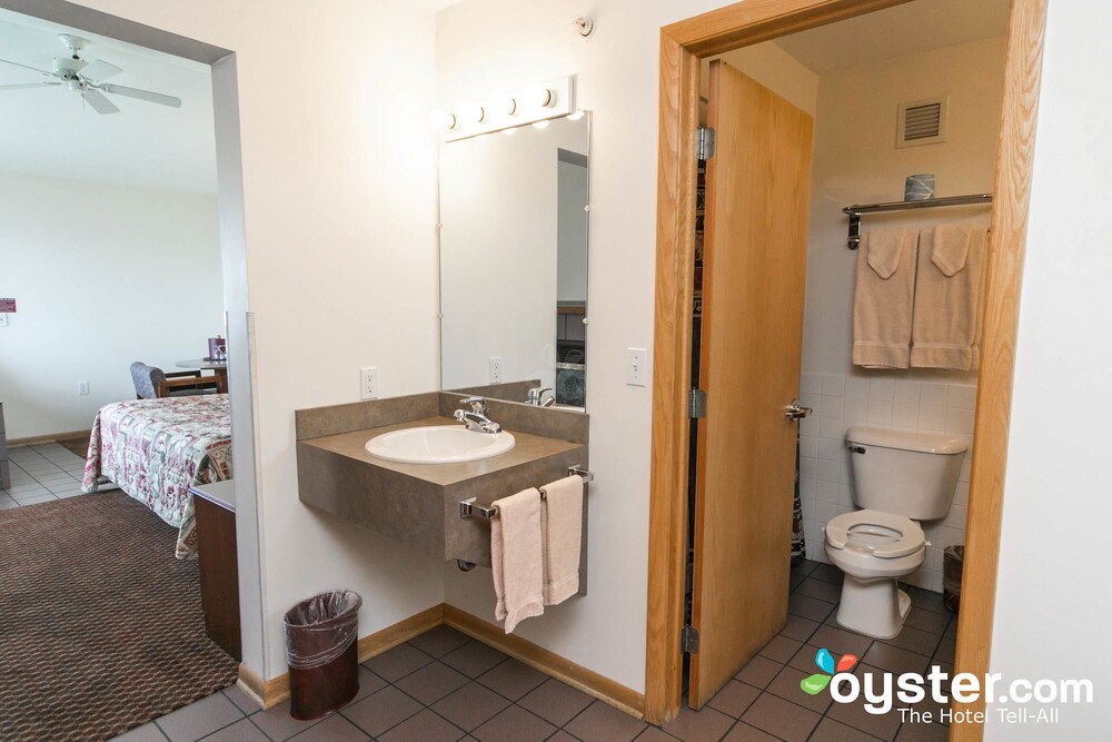 Lake Bluff Inn and Suites - photo 30