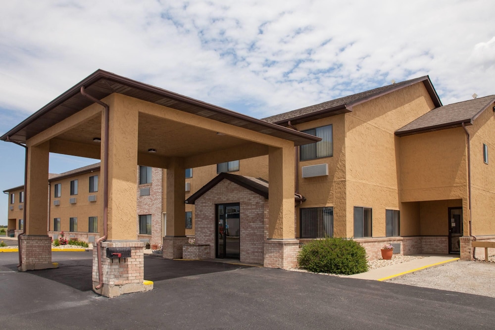 Super 8 by Wyndham Dwight - carbon neutral hotel in Dwight