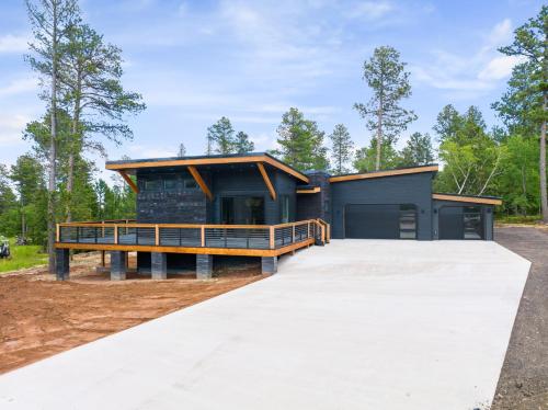 Cozy T Cabin at Powderhouse Pass — 4-Star Luxury Hotel in Lead, United States