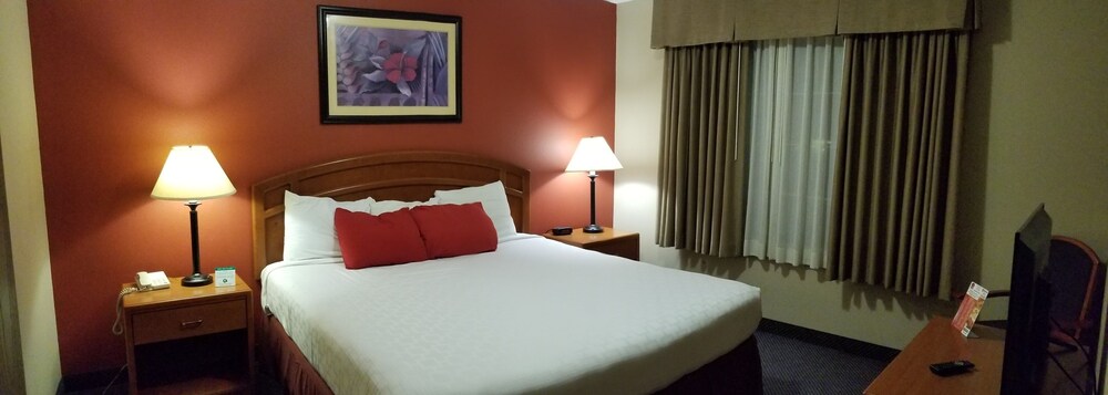 Paola Inn And Suites - photo 24