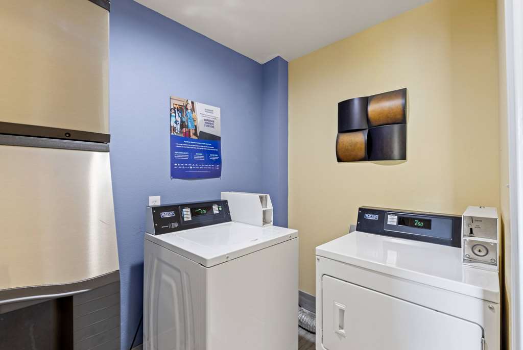 Days Inn & Suites by Wyndham Euless DFW Airport South - photo 63