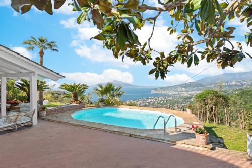 Villa Giu Giu vista mare con piscina a Sorrento — 4-Star Luxury Hotel in Sorrento, Italy