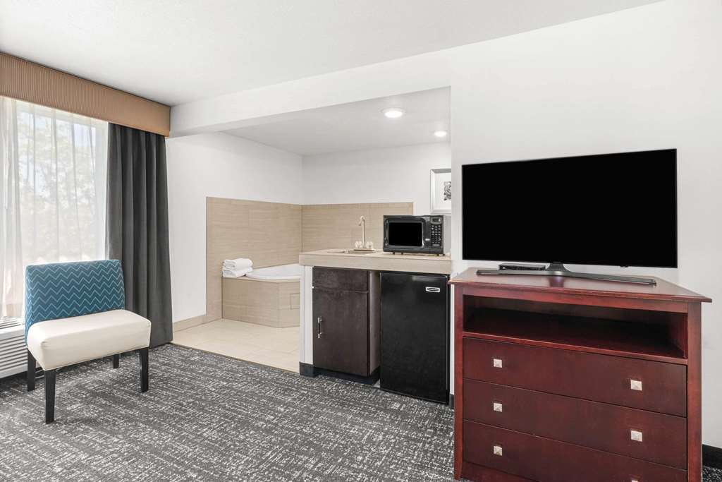La Quinta Inn & Suites by Wyndham Portland NW - photo 26