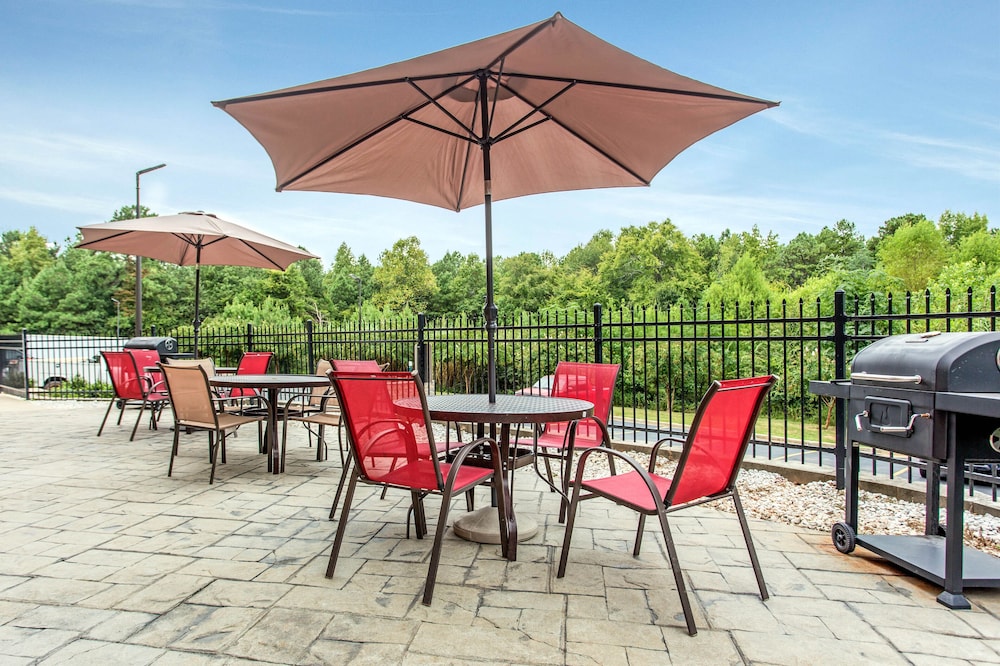 Comfort Suites Clinton near Presbyterian College - photo 35