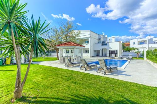 VILLA DANICA with heated pool and jacuzzi — 4-Star Luxury Hotel in Kastel Stafilic, Croatia