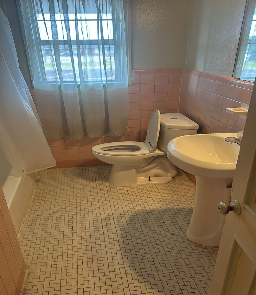 Cole Manor Motel By Oyo Love Field Market Center - photo 8