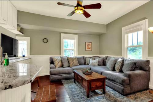 Charming Historic 2 story Carriage House located in Downtown Lakeland walking distance from FSC — 4-Star Luxury Hotel in Lakeland, United States