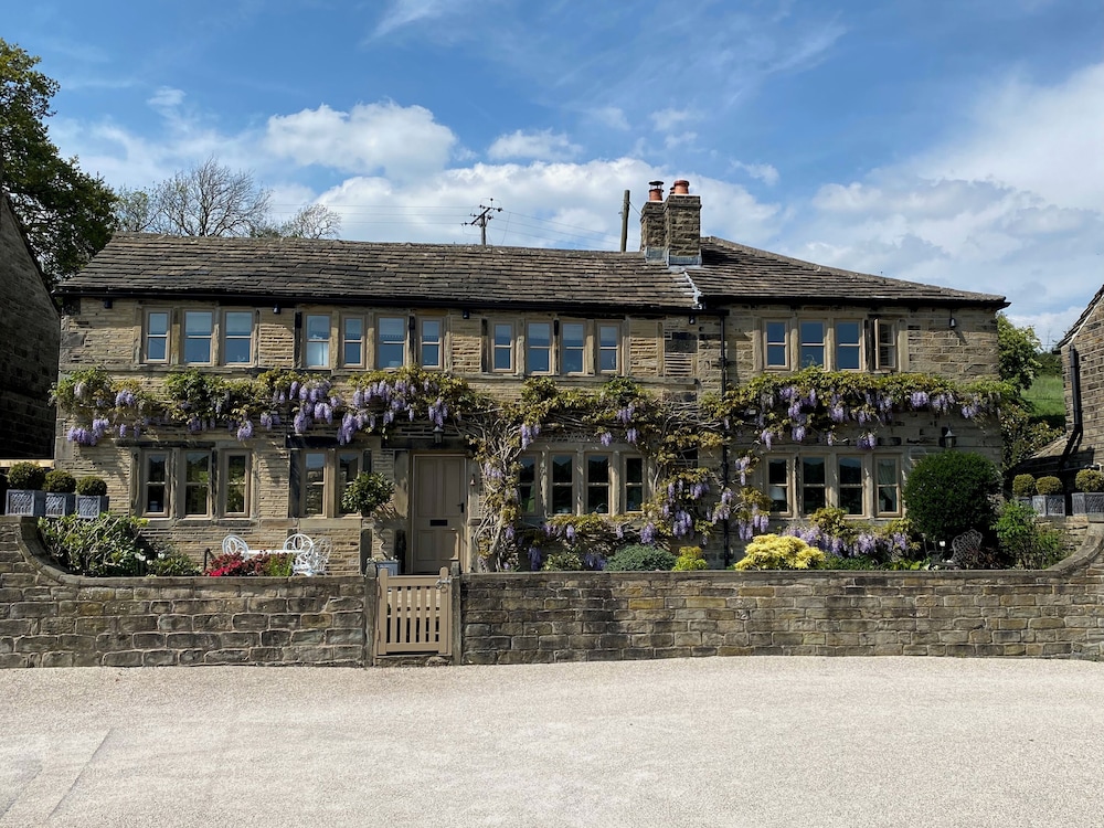 Woodlea Cottage — 4-Star Luxury Hotel in Huddersfield, United Kingdom