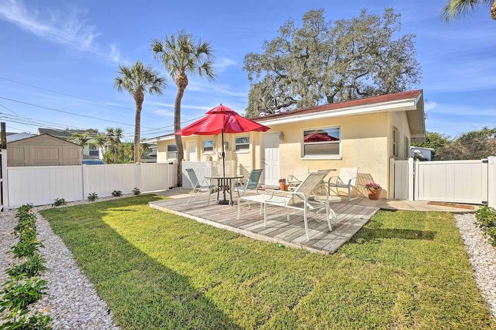Pet Friendly Dunedin Townhome with Private Yard — 4-Star Luxury Hotel in Dunedin, United States