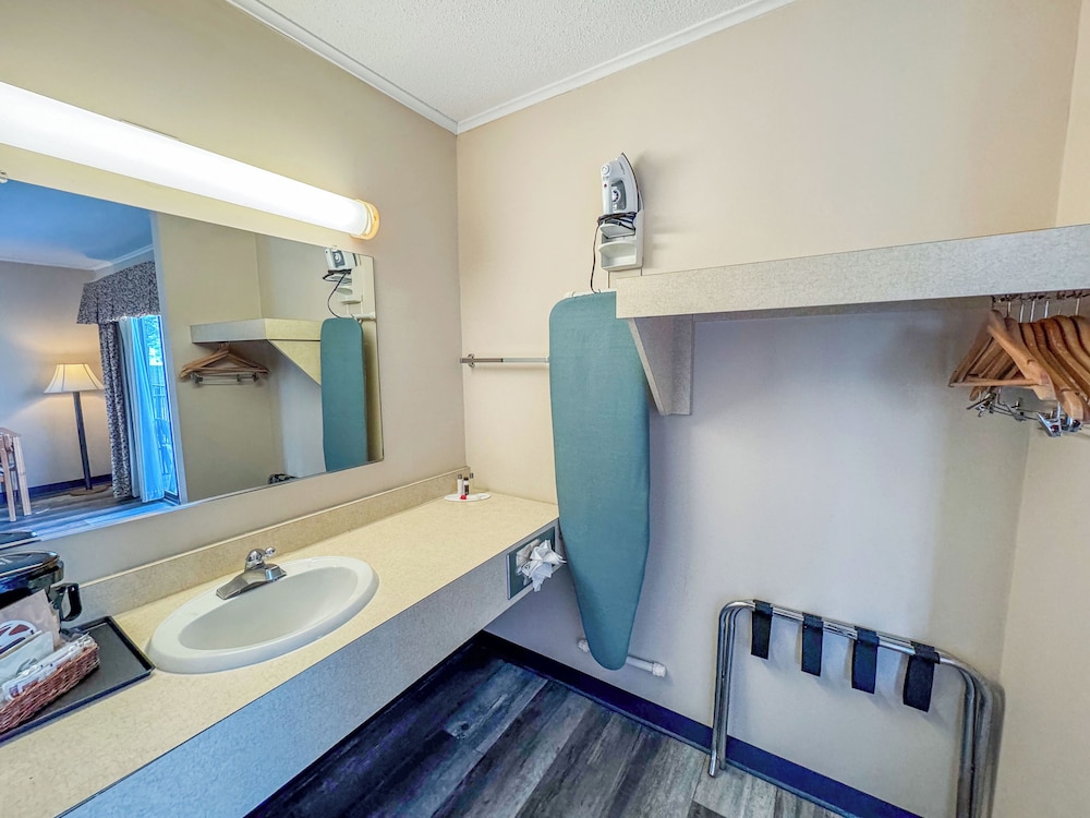 Days Inn by Wyndham Mackinaw City Lakeview - photo 15