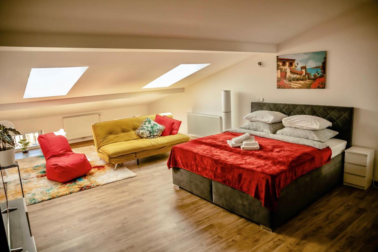 Podkrovní studio na Velkém náměstí s Wi Fi zdarma — 4-Star Luxury Hotel in Hradec Kralove, Czech Republic