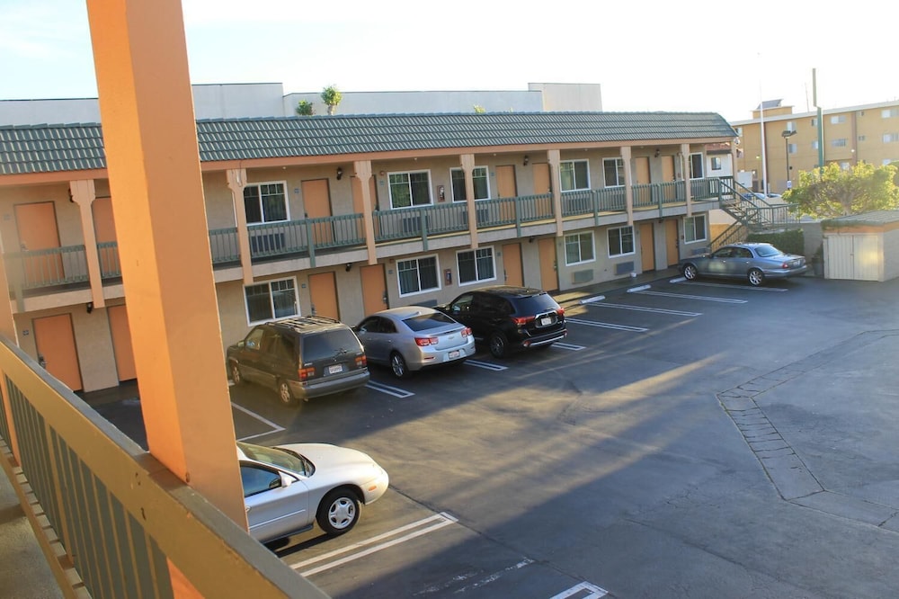 El Rancho Inn Hawthorne - photo 32