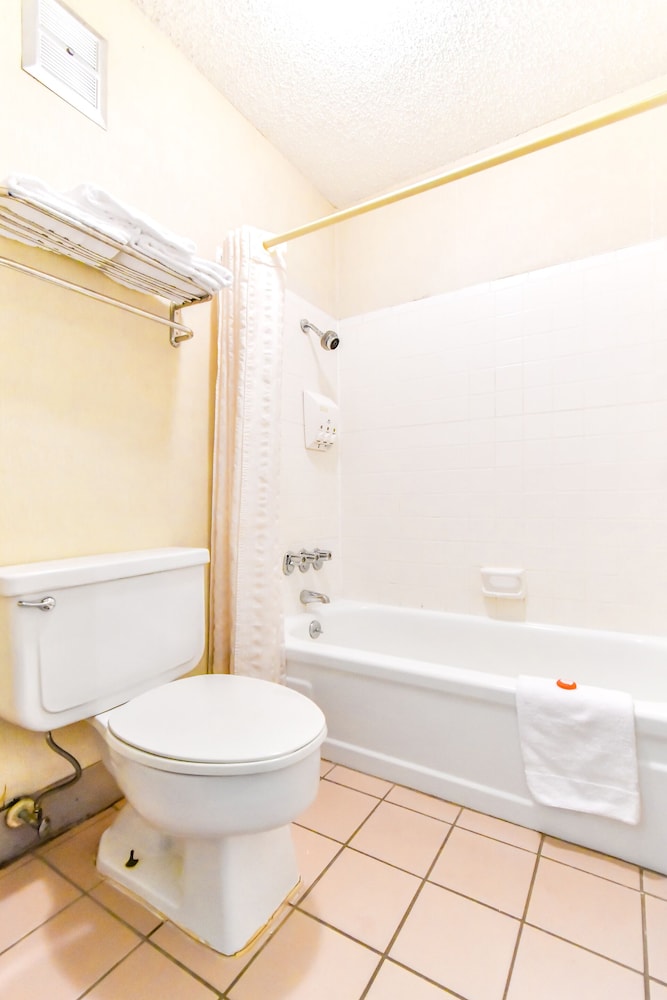 OYO Hotel Tyler Lindale - photo 18