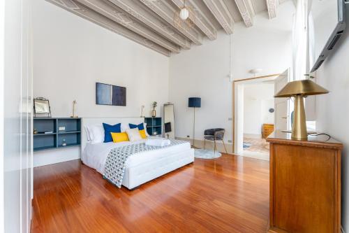 Corso Cavour Luxury Apartment — 4-Star Luxury Hotel in Verona, Italy