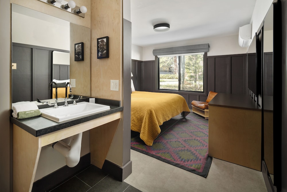 The Coachman Hotel - photo 10