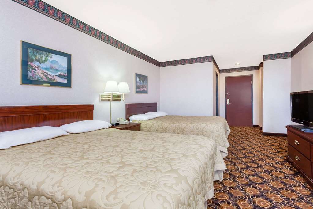 Super 8 by Wyndham Evansville North - photo 12