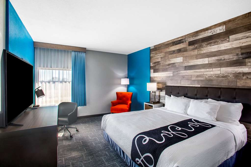 La Quinta Inn & Suites by Wyndham Pittsburg - photo 20