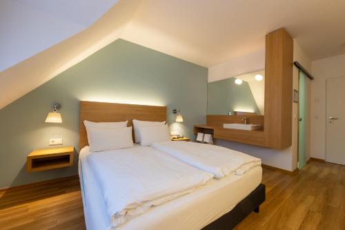 Cuxlandhotel Doppelzimmer 111 in Dorum, Germany