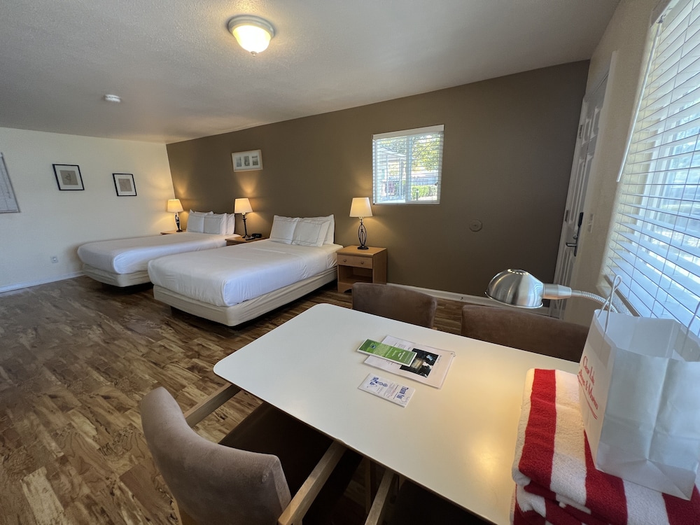 Clear Lake Cottages & Marina - photo 8