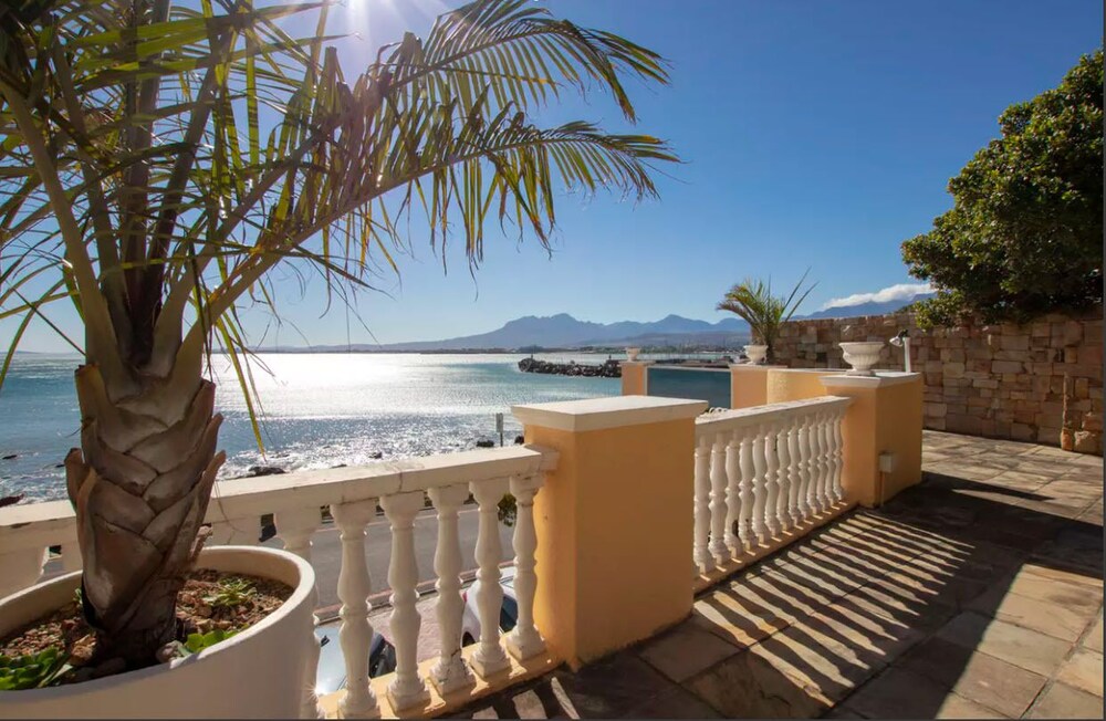 Bikini Beach Beauty — 4-Star Luxury Hotel in Cape Town, South Africa