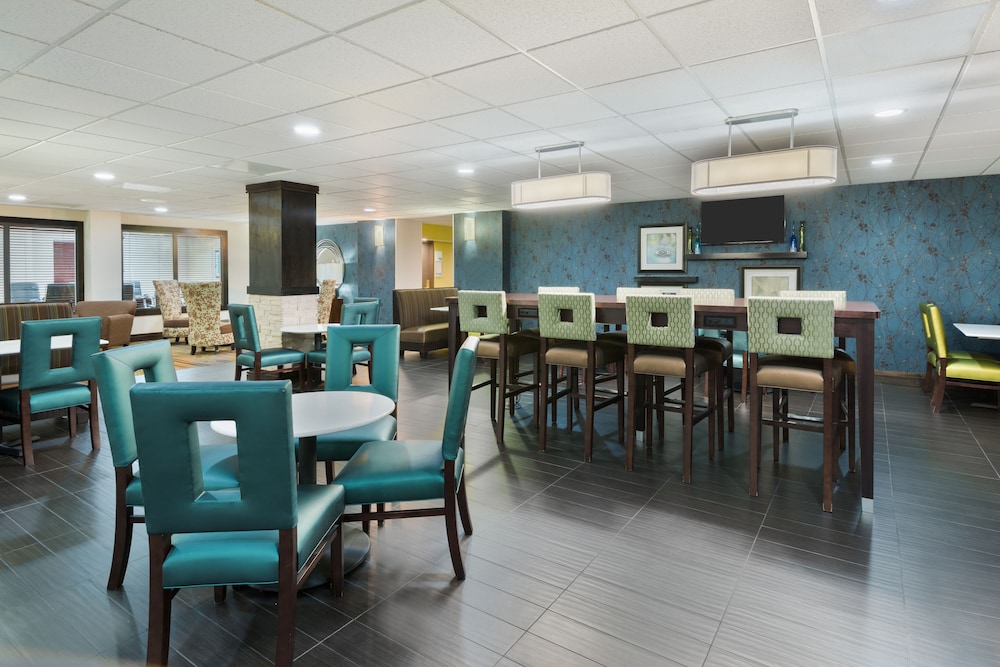 Holiday Inn Express Hotel & Suites Bentonville by IHG - photo 31