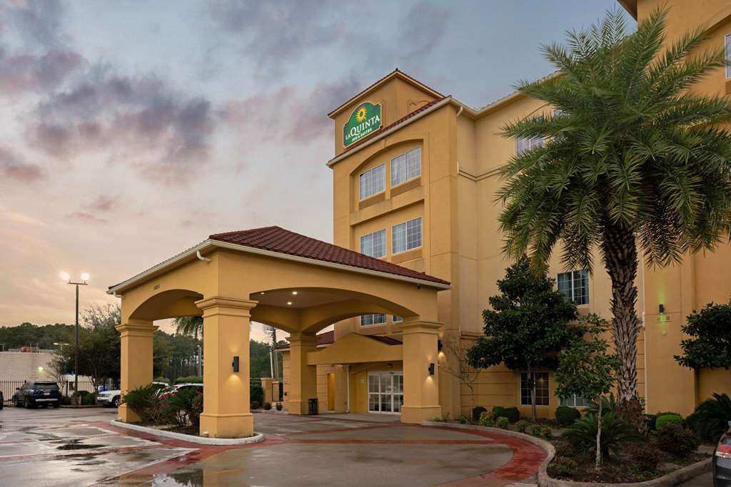 La Quinta Inn & Suites by Wyndham Houston Bush Intl Airpt E - photo 3