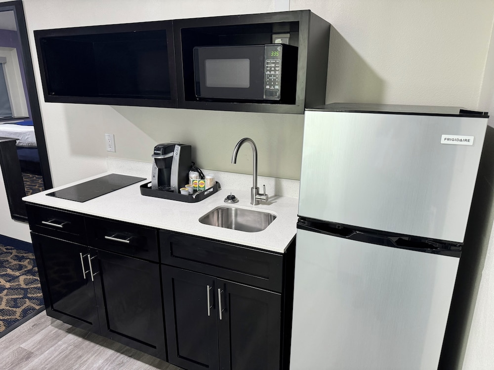 Lakeside Inn and Suites - photo 18