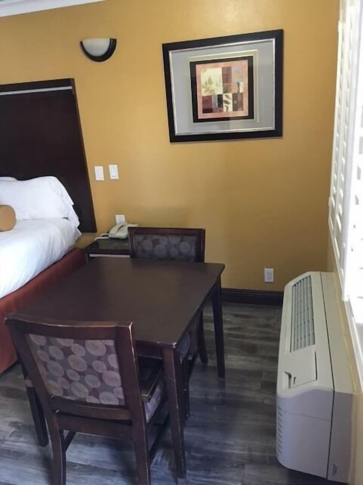 Hollywood Palms Inn and Suites - photo 26