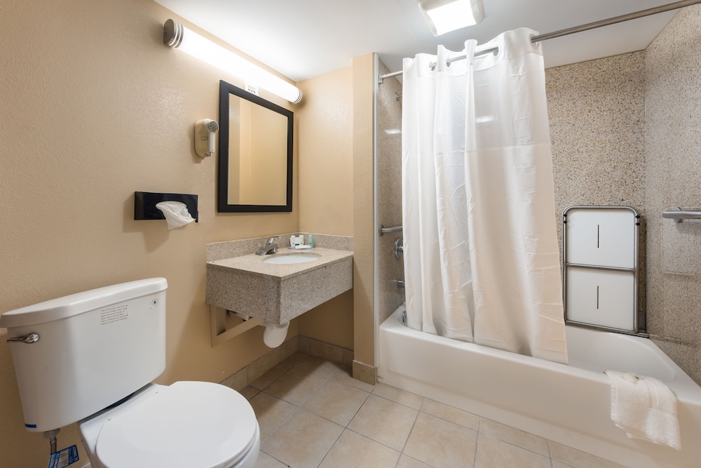 Quality Inn & Suites Cincinnati Uptown Norwood - photo 27