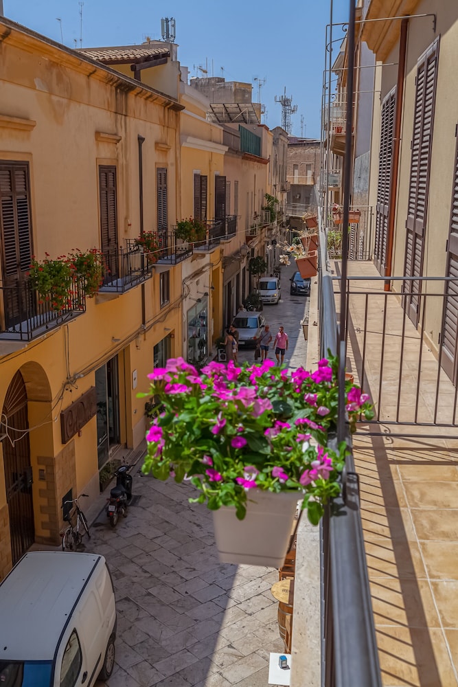 Isgrò rooms — 4-Star Luxury Hotel in Marsala, Italy