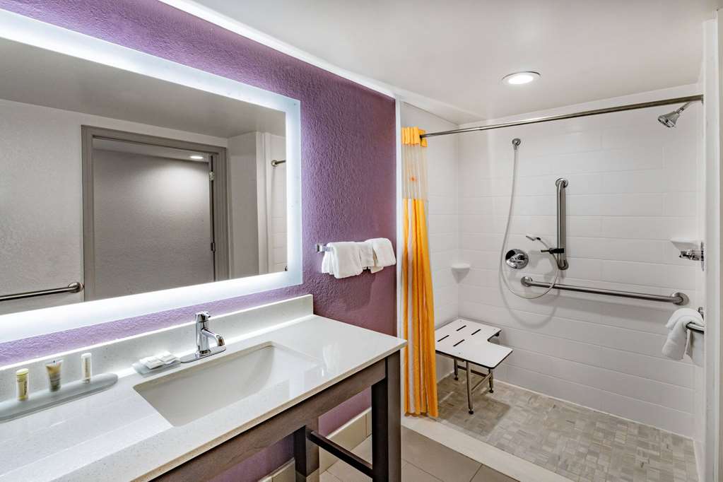 La Quinta Inn & Suites by Wyndham Chattanooga East Ridge - photo 23