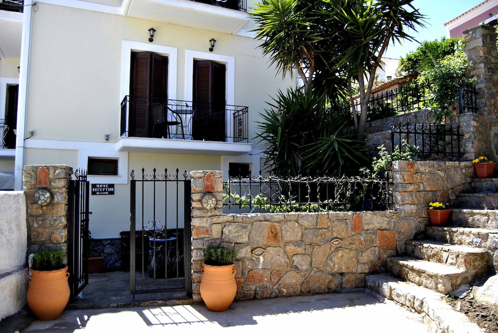 Filoxenia Studios - last minute hotel in Delphi